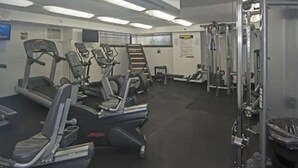 Una palestra con tapis roulant, ellittiche e macchinari per pesi.
