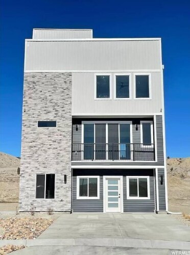 Modern 3-Story House w/ Rooftop