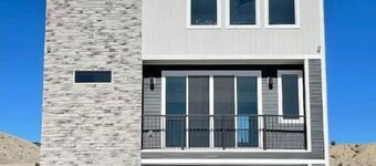 Modern 3-Story House w/ Rooftop