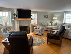 Smart TV, fireplace, ping pong, books