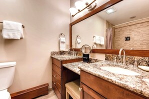 Doccia, asciugacapelli, asciugamani, sapone