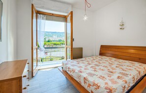 1 bedroom, bed sheets