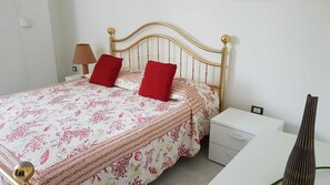 5 Schlafzimmer, Bügeleisen/Bügelbrett, Bettwäsche