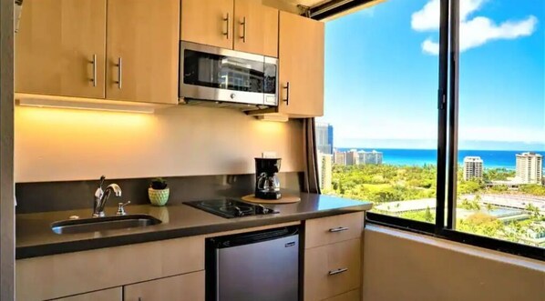 Kühlschrank, Mikrowelle, Herdplatte, Wasserkocher mit Kaffee-/Teezubehör