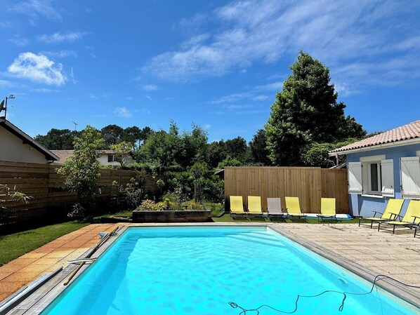 Alberca al aire libre y alberca climatizada