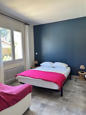 4 habitaciones, tabla de planchar con plancha y cuna de viaje 