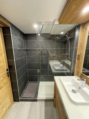 Douche, sèche-cheveux, serviettes fournies