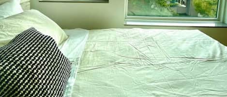 1 bedroom, desk, WiFi, bed sheets