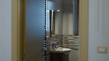 A bathroom with a sink, mirror, and tiled backsplash.