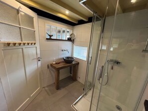 Een douche, een haardroger, handdoeken, zeep