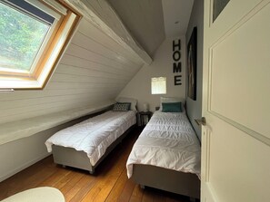 2 bedrooms, iron/ironing board, travel cot, free WiFi