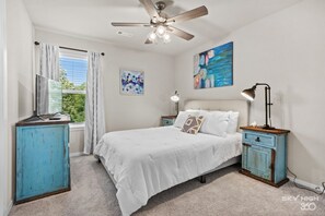 3 chambres, bureau, fer et planche à repasser, lit de bébé portatif