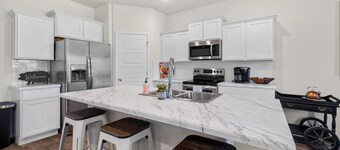 The Bird House - Private Hot Tub, 2 Miles to U of A, Baum & Fayetteville Square