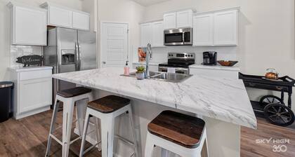 The Bird House - Private Hot Tub, 2 Miles to U of A, Baum & Fayetteville Square