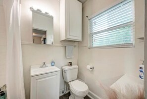 Douche, sèche-cheveux, serviettes fournies, savon