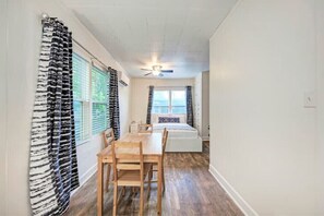 1 chambre, fer et planche à repasser, Wi-Fi gratuit, draps fournis