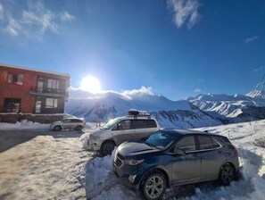 Property grounds - Ski-in Ski-out Ropeway Apartment, Gudauri (Gudauri)