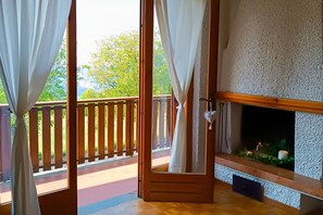 Unclassified image, 4 of 24, button - Large apartment surrounded by greenery with lake view (Zone)