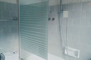 Combined shower/tub, bidet, towels