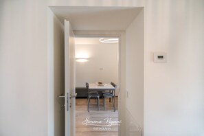 Dining - Cozy and uniquely designed apartment (Riva di Solto)