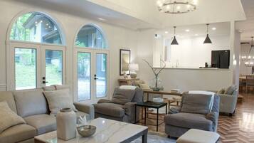 Älytelevisio, takka, kirjoja