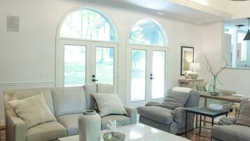 Smart-tv, een open haard en boeken