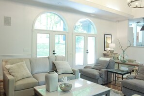 Smart TV, fireplace, books - BRAND NEW: Pickwick Preserve Luxury Private Estate - 300 Acres on Pickwick Lake (Tuscumbia)