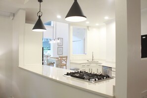 Fridge, microwave, oven, stovetop - BRAND NEW: Pickwick Preserve Luxury Private Estate - 300 Acres on Pickwick Lake (Tuscumbia)