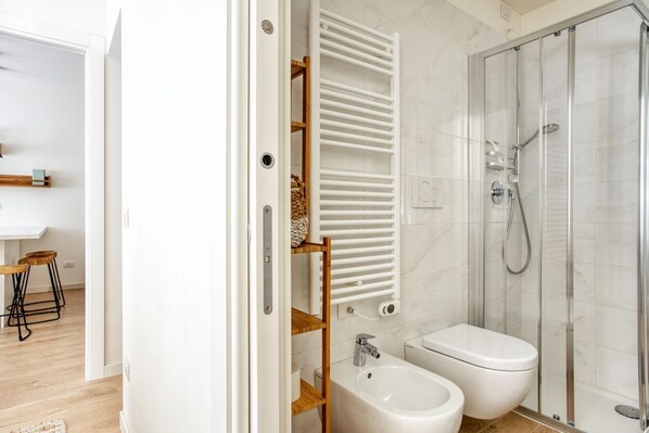 Douche, sĂšche-cheveux, bidet, serviettes fournies