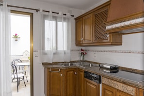 Réfrigérateur, micro-ondes, plaque de cuisson, lave-vaisselle
