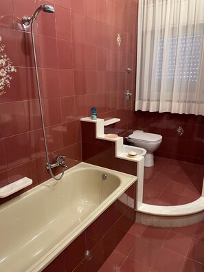 Shower, hair dryer, bidet, towels - Catherine's House - Apartment near Erice Cableway (Casa Santa)