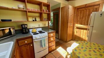 Een koelkast, een magnetron, een oven, een kookplaat