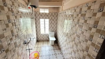 Een douche, een bubbelbad, handdoeken, zeep