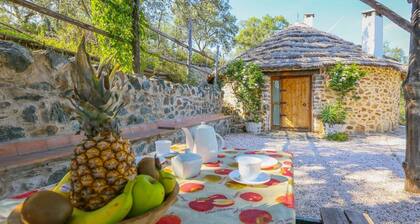 Los Chozos Cazalla de la Sierra by Ruralidays