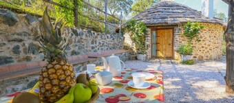 Los Chozos Cazalla de la Sierra by Ruralidays