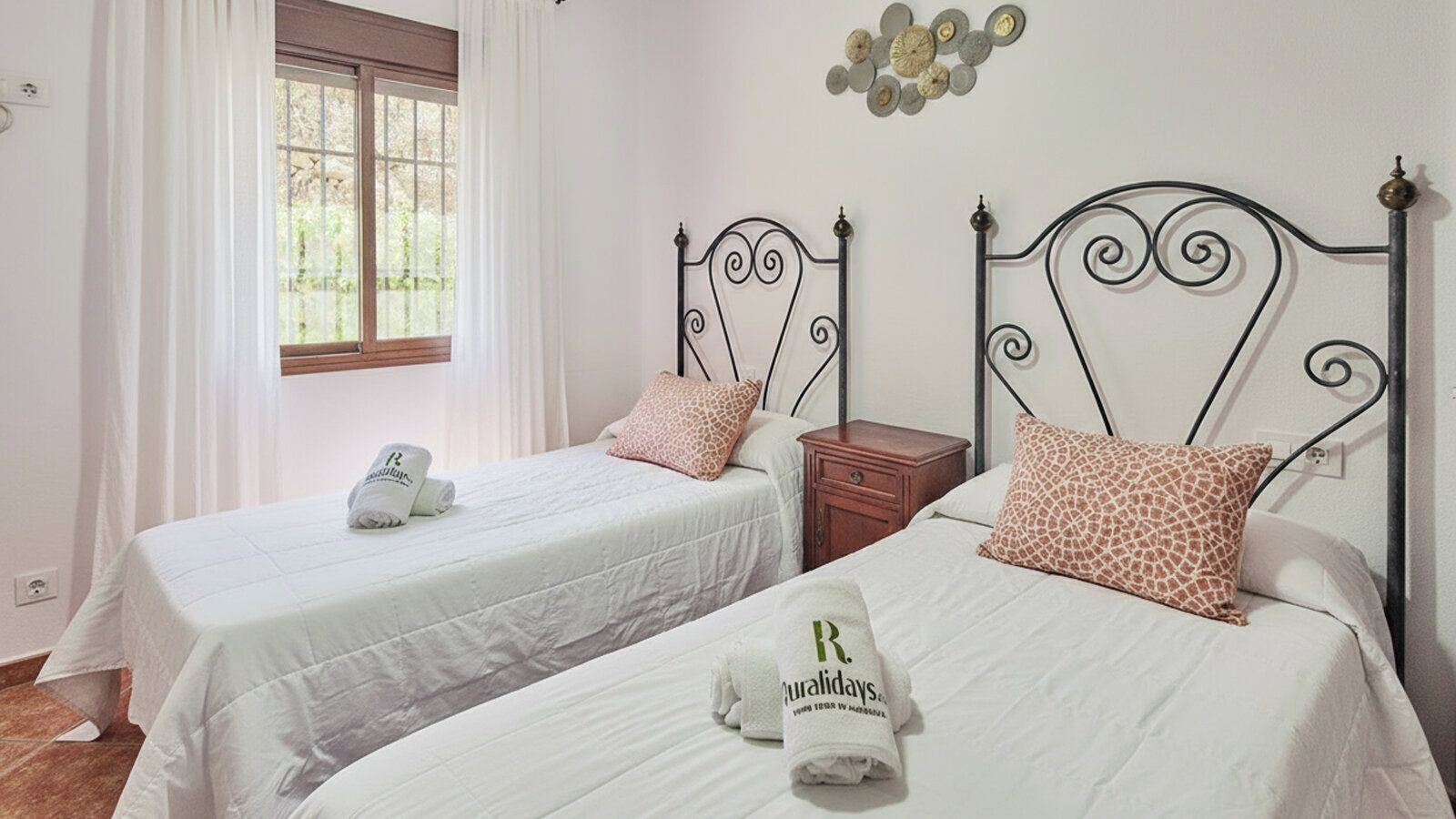 3 slaapkamers, een strijkplank/strijkijzer, reisbedje, wifi