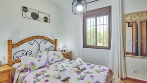 3 slaapkamers, een strijkplank/strijkijzer, reisbedje, wifi