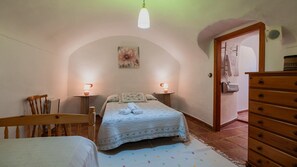 4 bedrooms, travel cot, WiFi