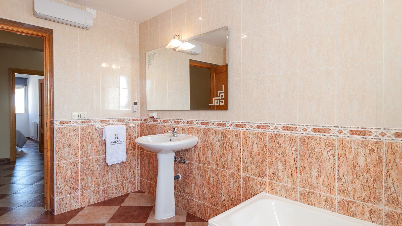 Baignoire, sèche-cheveux, serviettes fournies