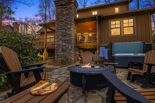 Blowing Rock Cabin | Hot Tub · Lake & Trout Stream |3 King Suites · 2 Fireplaces