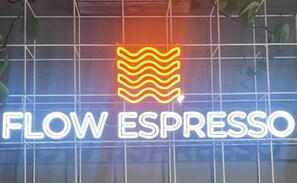 1 bedroom, iron/ironing board, WiFi, bed sheets - Indigo Boutique Apartment-2 km to city (Wayville)