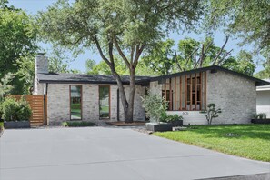 Exterior - Mid-century Home 3blk to Mainst (Fredericksburg)