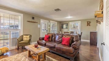 Casa, varias camas, hidromasaje (413 W San Ant River) | Área de sala de estar