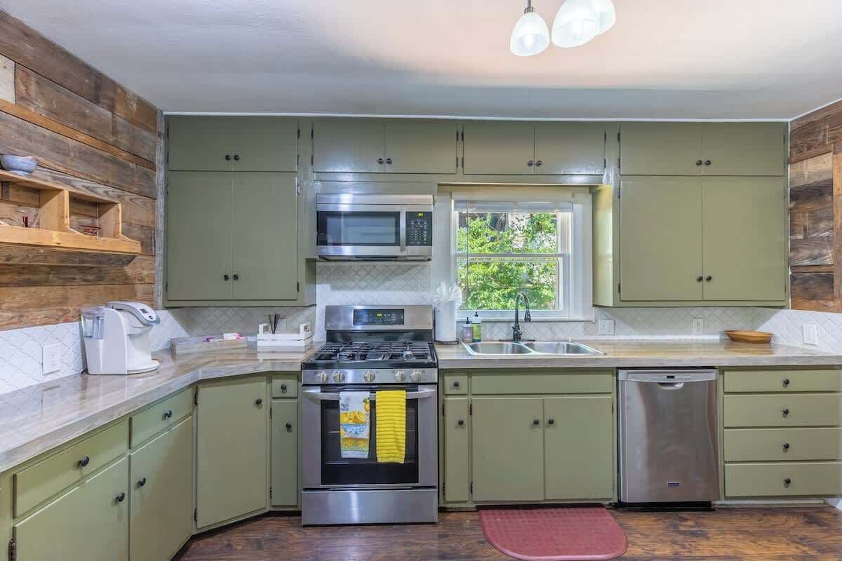 Casa, varias camas, hidromasaje (413 W San Ant River) | Cocina privada | Cafetera y tetera 