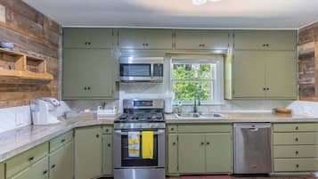 Casa, varias camas, hidromasaje (413 W San Ant River) | Cocina privada | Cafetera y tetera