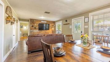 Casa, varias camas, hidromasaje (413 W San Ant River) | Restaurantes