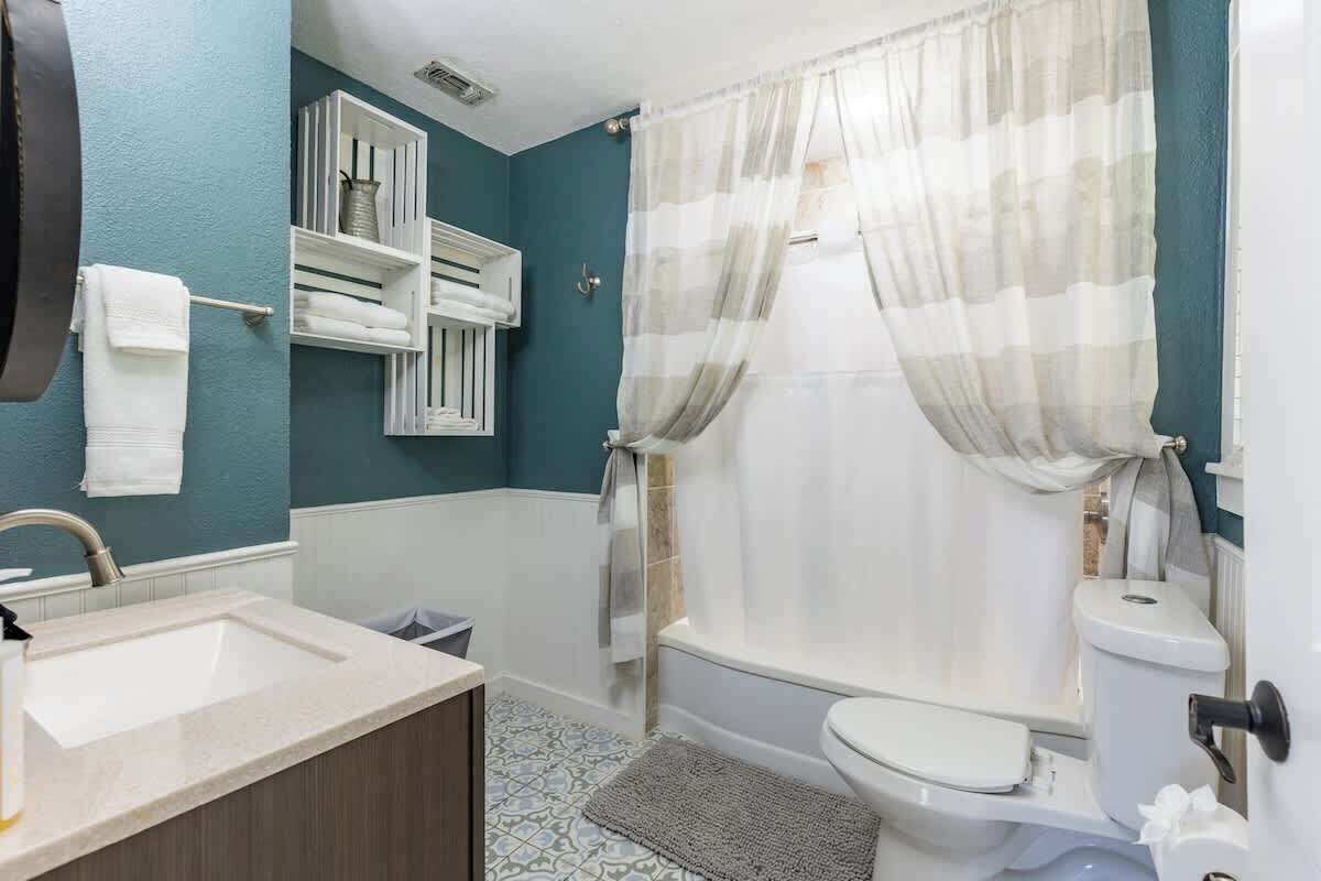 Une salle de bain avec une baignoire, des toilettes et un lavabo.