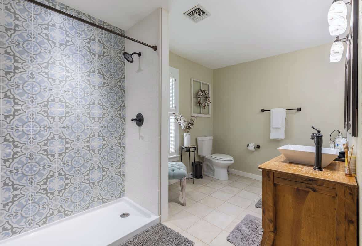 House, Multiple Beds, Hot Tub (413 W San Ant River) | Bathroom | Towels