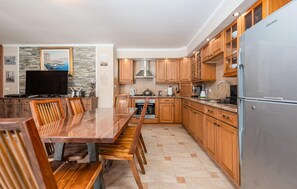Fridge, oven, stovetop, coffee/tea maker
