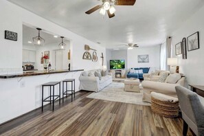 House, Multiple Beds, Hot Tub, City View (223 Northwest Dr) | Living area | Fireplace